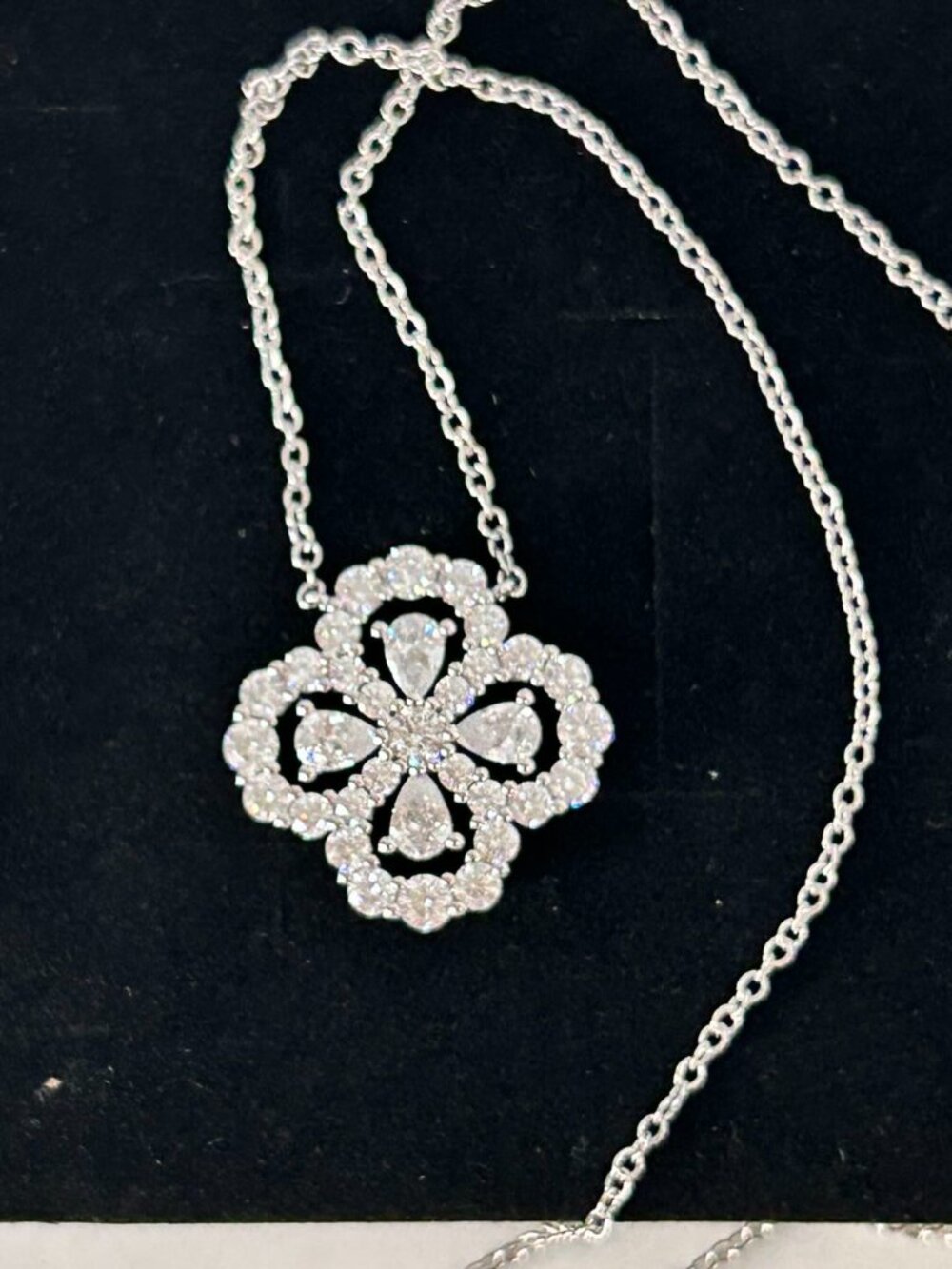 HW Four‑Leaf Clover Necklace Floral Full‑Diamond Pendant Premium Clavicle Chain - Picture 2 of 5